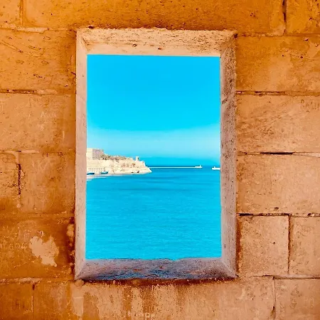 New & Unique - A 5 Minutes Ferry To Capital Of Valletta Apartment